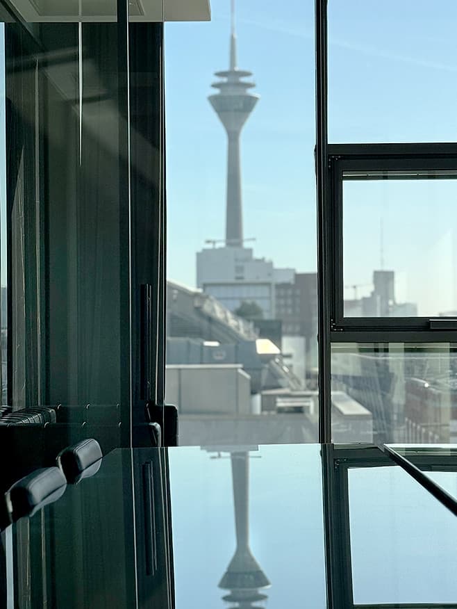 Büro-Interieur mit Blick auf den Rheinturm